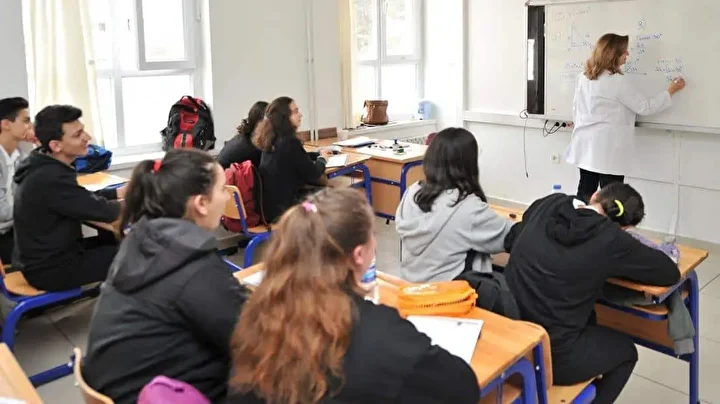 Milyonlarca öğrenciyi ilgilendiriyordu: Lisede 2+2 eğitim modeli askıya mı alındı? 5 milyonlarca ogrenciyi ilgilendiriyordu lisede 22 egitim modeli askiya mi alindi 4