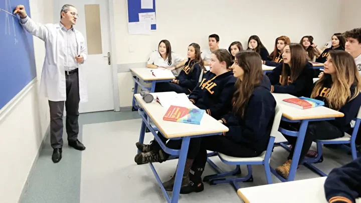 Milyonlarca öğrenciyi ilgilendiriyordu: Lisede 2+2 eğitim modeli askıya mı alındı? 6 milyonlarca ogrenciyi ilgilendiriyordu lisede 22 egitim modeli askiya mi alindi 5 63a14kRY