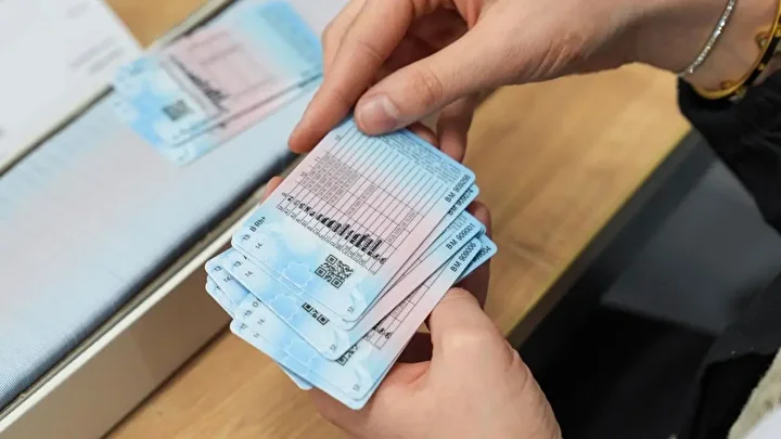 Milyonlarca sürücüyü ilgilendiriyor: Eski tip ehliyetler 1 Kasım'dan sonra geçersiz sayılacak 4 milyonlarca surucuyu ilgilendiriyor eski tip ehliyetler 1 kasimdan sonra gecersiz sayilacak 3 OZP1fEps