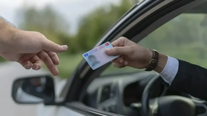 Milyonlarca sürücüyü ilgilendiriyor: Eski tip ehliyetler 1 Kasım'dan sonra geçersiz sayılacak 6 milyonlarca surucuyu ilgilendiriyor eski tip ehliyetler 1 kasimdan sonra gecersiz sayilacak 5 bq66BA76