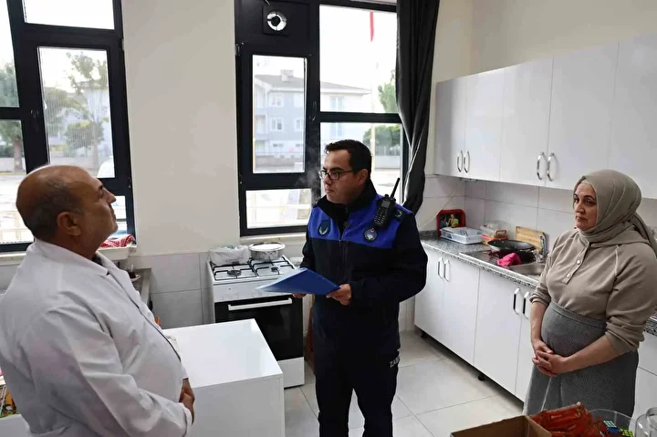 okul kantinlerine kontrol cocuklarin sihhati icin eserleri tek tek incelediler 1 4NFeUjwR