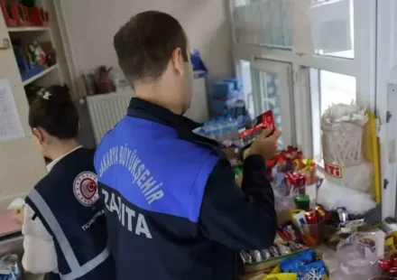 Okul kantinlerine kontrol: Çocukların sıhhati için eserleri tek tek incelediler okul kantinlerine kontrol cocuklarin sihhati icin eserleri tek tek incelediler 5z36hZT8.webp