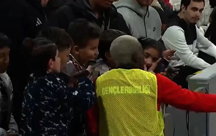 onyekuru besiktasli taraftari aglatti yaptigi hareket toplumsal medyada gundem oldu 0