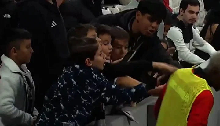 onyekuru besiktasli taraftari aglatti yaptigi hareket toplumsal medyada gundem oldu 1 ygQm63Ig