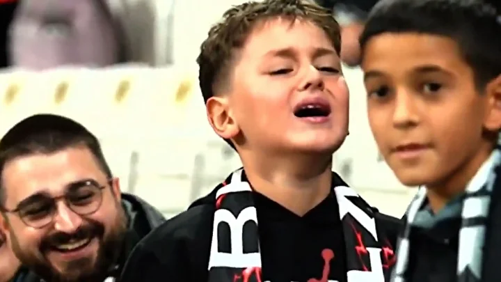onyekuru besiktasli taraftari aglatti yaptigi hareket toplumsal medyada gundem oldu 3 nJhd28FM