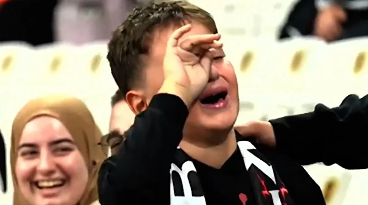 onyekuru besiktasli taraftari aglatti yaptigi hareket toplumsal medyada gundem oldu 4 uk7VuqN3