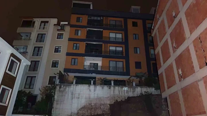 orduda catlaklar ve tabaninda kayma olan iki bina bosaltildi 3 4gTOS4gX