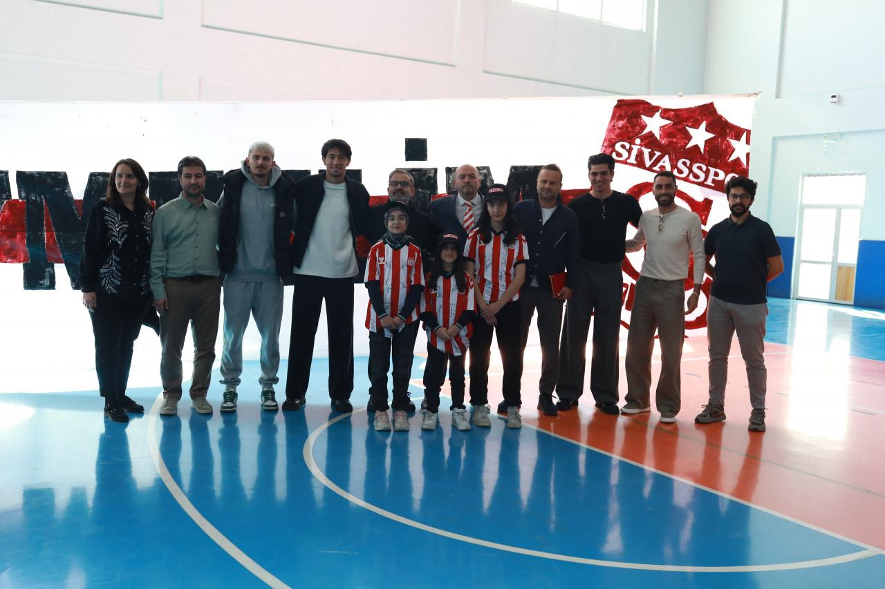 ortaokul ogrencileri sevgilerini resmetti 1 lig grubunun oyunculari sergiyi acti 1 QpGbuzUw