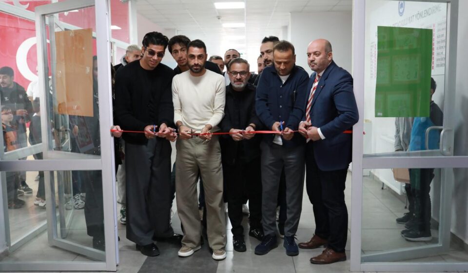 ortaokul ogrencileri sevgilerini resmetti 1 lig grubunun oyunculari sergiyi acti Vccp3y9I.jpg