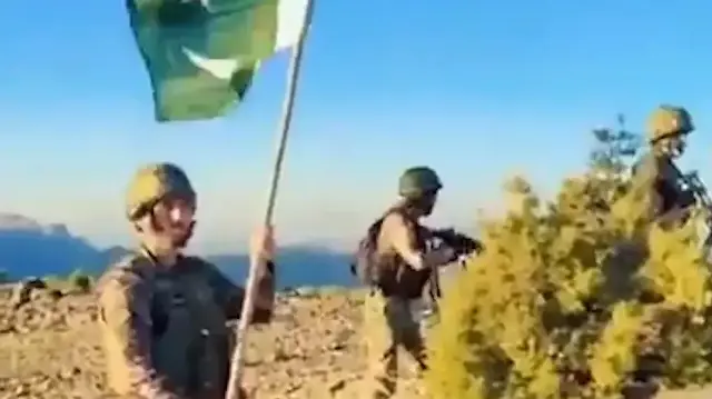 pakistan ordusu taliban karakolunu ele gecirip gondere bayrak cekti PyzXLlkB.webp