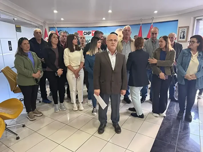 Partide büyük kriz: Tunceli'de CHP idaresi kendilerini binaya kilitleyip nöbet başlattı 1 partide buyuk kriz tuncelide chp idaresi kendilerini binaya kilitleyip nobet baslatti 0 LRkEDVfD