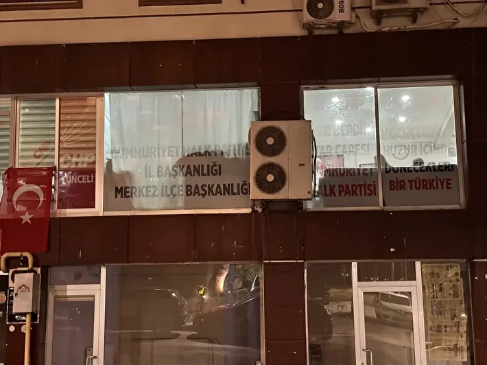 Partide büyük kriz: Tunceli'de CHP idaresi kendilerini binaya kilitleyip nöbet başlattı 2 partide buyuk kriz tuncelide chp idaresi kendilerini binaya kilitleyip nobet baslatti 1 rlF5cbBH