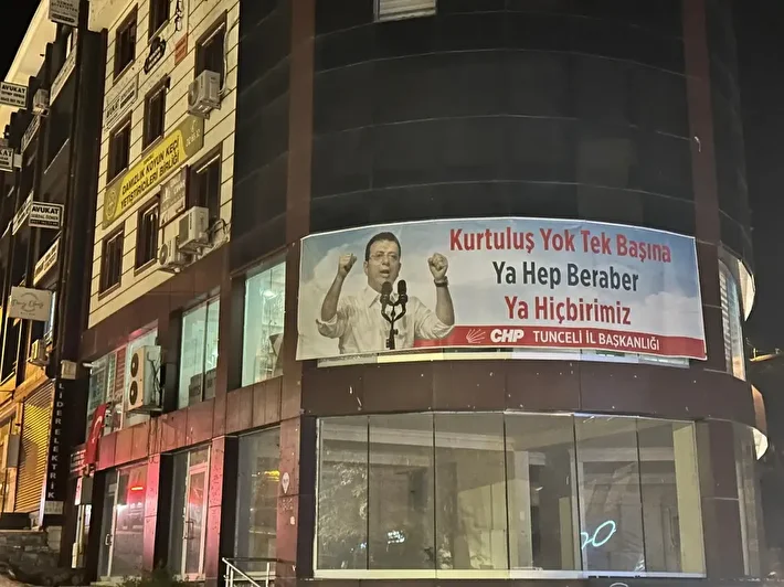 Partide büyük kriz: Tunceli'de CHP idaresi kendilerini binaya kilitleyip nöbet başlattı 3 partide buyuk kriz tuncelide chp idaresi kendilerini binaya kilitleyip nobet baslatti 2 CKMQvW5r