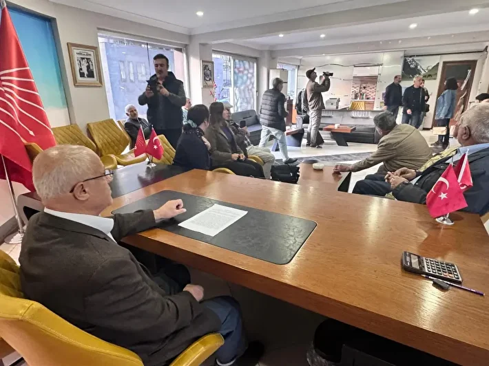 Partide büyük kriz: Tunceli'de CHP idaresi kendilerini binaya kilitleyip nöbet başlattı 4 partide buyuk kriz tuncelide chp idaresi kendilerini binaya kilitleyip nobet baslatti 3 ff27G8wv
