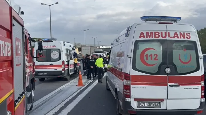 pendik tem otoyolunda zincirleme kaza uc kisi yaralandi 2 K9ZtQ9bm