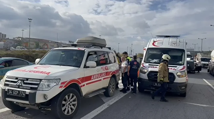pendik tem otoyolunda zincirleme kaza uc kisi yaralandi 3 WXBnOFRD