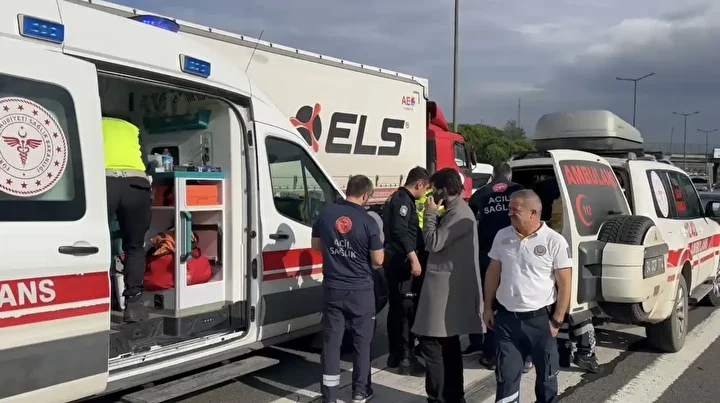pendik tem otoyolunda zincirleme kaza uc kisi yaralandi 4 aXh2SDfw