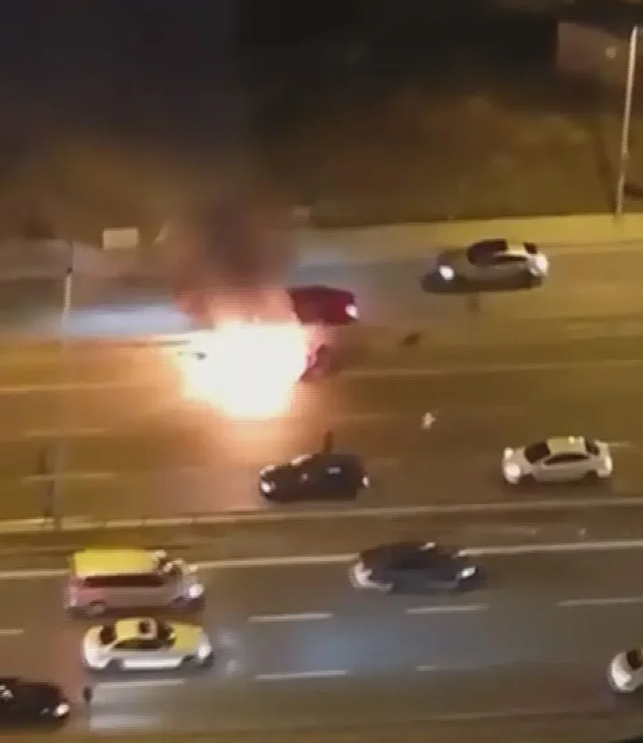 Pendik'te panik anları: Seyir halindeki araba alev alev yandı 2 pendikte panik anlari seyir halindeki araba alev alev yandi 1 mvND8bEm