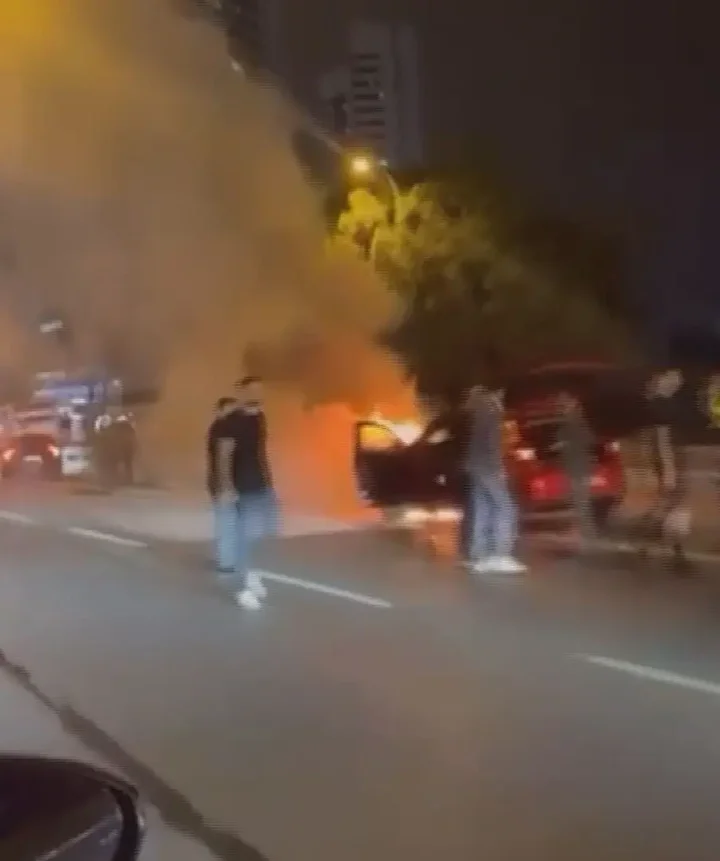 Pendik'te panik anları: Seyir halindeki araba alev alev yandı 3 pendikte panik anlari seyir halindeki araba alev alev yandi 2