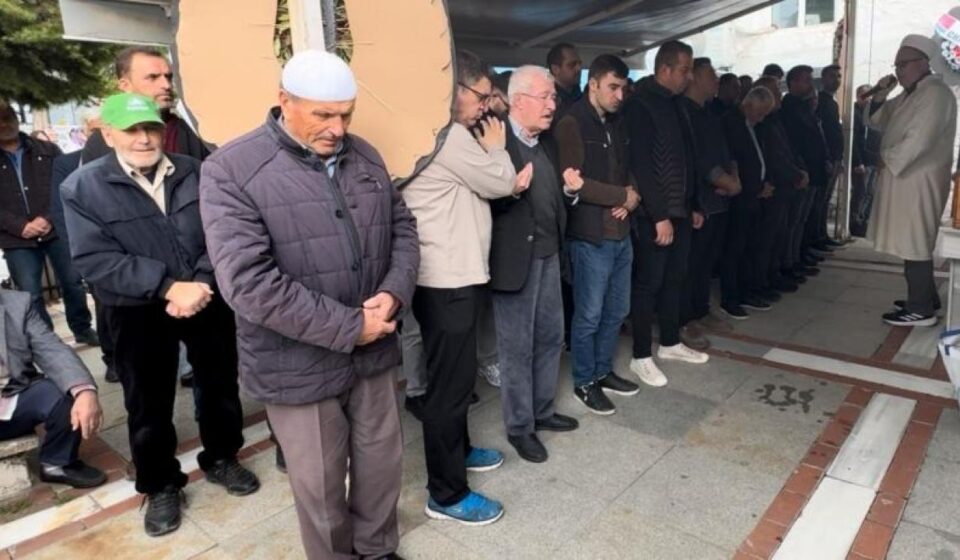 perde asarken dusen bayan oldu GfOtdhif.jpg