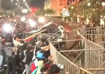 Peru’da hükümete karşı ‘Z Kuşağı’ hareketi başladı: Başşehir savaş alanına döndü yüzlerce kişi yaralandı peruda hukumete karsi z kusagi hareketi basladi bassehir savas alanina dondu yuzlerce kisi yaralandi FdMBuB8W.webp