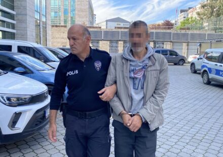 Polis komşusunun merdiven boşluğundaki eşyalarını çalan şüpheliye gözaltı polis komsusunun merdiven boslugundaki esyalarini calan supheliye gozalti LuyULmhw.jpg