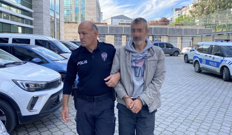 Polis komşusunun merdiven boşluğundaki eşyalarını çalan şüpheliye gözaltı polis komsusunun merdiven boslugundaki esyalarini calan supheliye gozalti LuyULmhw.jpg