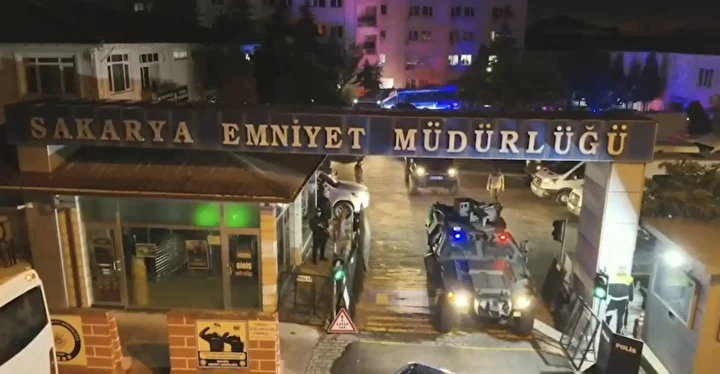 Sakarya’da organize hatalara darbe: 551 polis misyon aldı 33 gözaltı 4 sakaryada organize hatalara darbe 551 polis misyon aldi 33 gozalti 3 4QvUSZpS