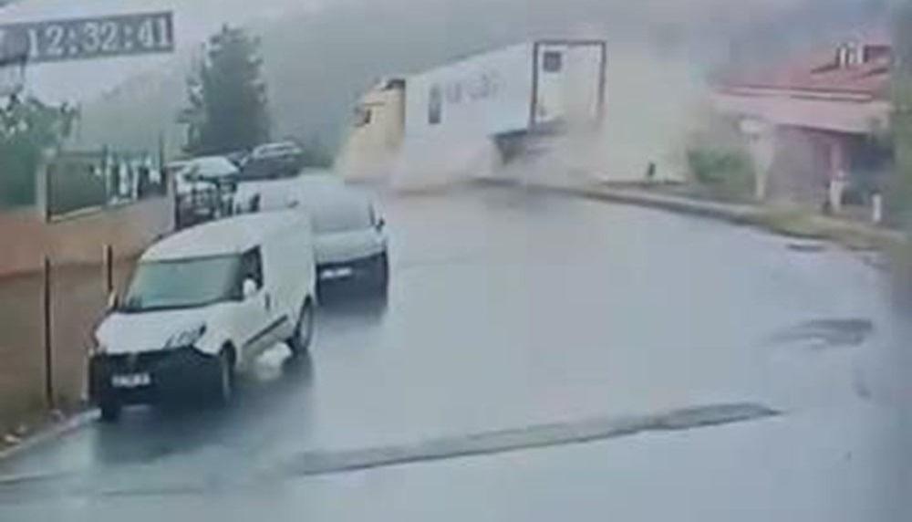 sariyerde tir devrildi cocuk parkinda faciadan donuldu 0 KzEHvH1b
