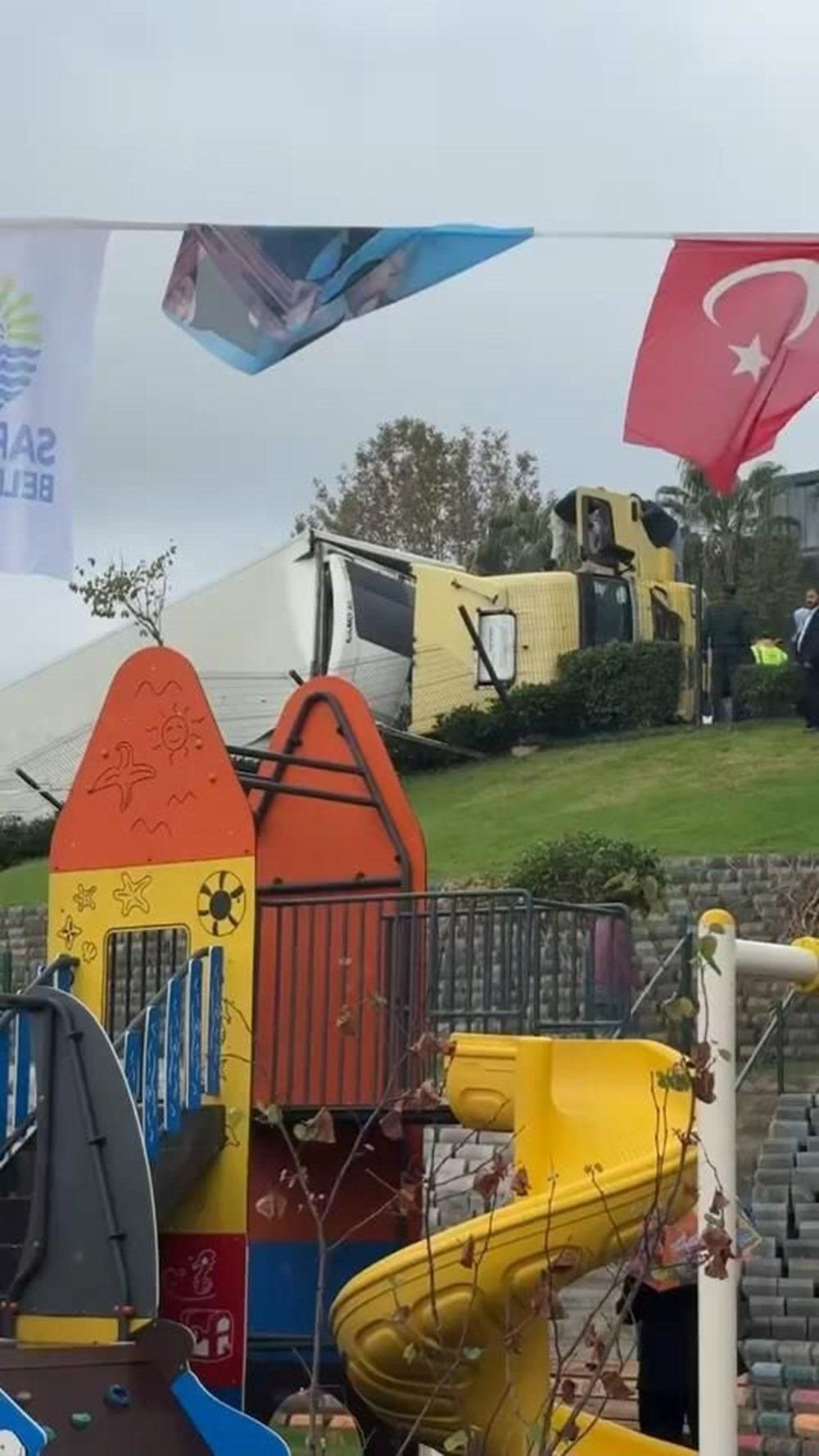 sariyerde tir devrildi cocuk parkinda faciadan donuldu 2 ezdpU1GV
