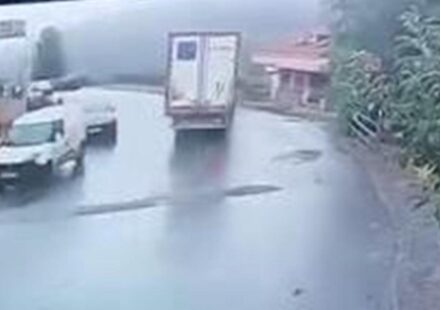 sariyerde tir devrildi cocuk parkinda faciadan donuldu 3AgKbf6n.jpg
