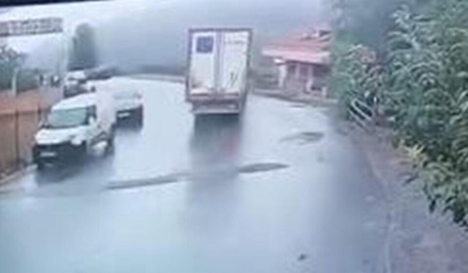sariyerde tir devrildi cocuk parkinda faciadan donuldu 3AgKbf6n.jpg
