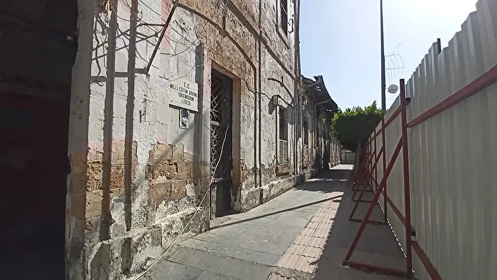 Sarsıntıda hasar gören 125 yıllık İskenderun Lisesi'nde onarım başladı 2 sarsintida hasar goren 125 yillik iskenderun lisesinde onarim basladi 1