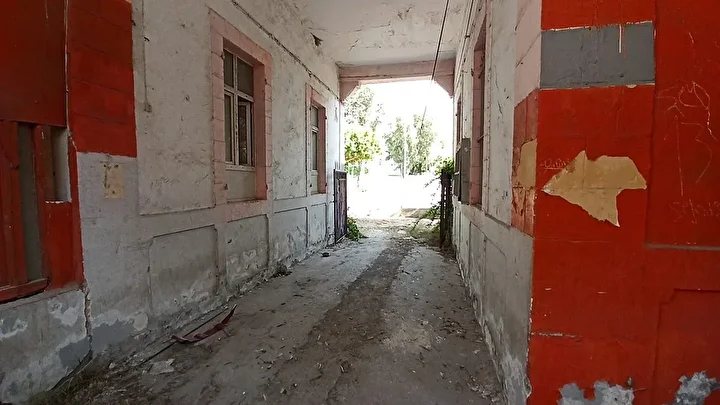 Sarsıntıda hasar gören 125 yıllık İskenderun Lisesi'nde onarım başladı 5 sarsintida hasar goren 125 yillik iskenderun lisesinde onarim basladi 4 46etRHpm