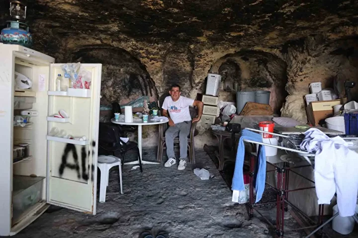 Sarsıntıdan sonra huzuru mağarada bulmuştu: Artık çok sevdiği mağarasını boşaltacak olmanın hüznünü yaşıyor 1 sarsintidan sonra huzuru magarada bulmustu artik cok sevdigi magarasini bosaltacak olmanin huznunu yasiyor 0 4w1tqNRV
