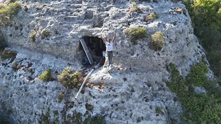 Sarsıntıdan sonra huzuru mağarada bulmuştu: Artık çok sevdiği mağarasını boşaltacak olmanın hüznünü yaşıyor 2 sarsintidan sonra huzuru magarada bulmustu artik cok sevdigi magarasini bosaltacak olmanin huznunu yasiyor 1 n4pkm6za