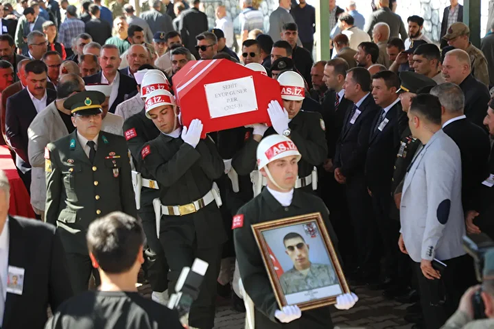 Şehit Piyade Er Eyüp Güner son seyahatine uğurlandı 1 sehit piyade er eyup guner son seyahatine ugurlandi 0 Zfh57r6Q