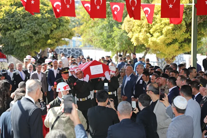 Şehit Piyade Er Eyüp Güner son seyahatine uğurlandı 2 sehit piyade er eyup guner son seyahatine ugurlandi 1