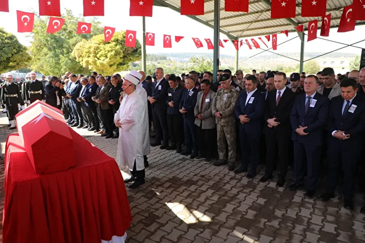Şehit Piyade Er Eyüp Güner son seyahatine uğurlandı 3 sehit piyade er eyup guner son seyahatine ugurlandi 2 pgMCWr8I