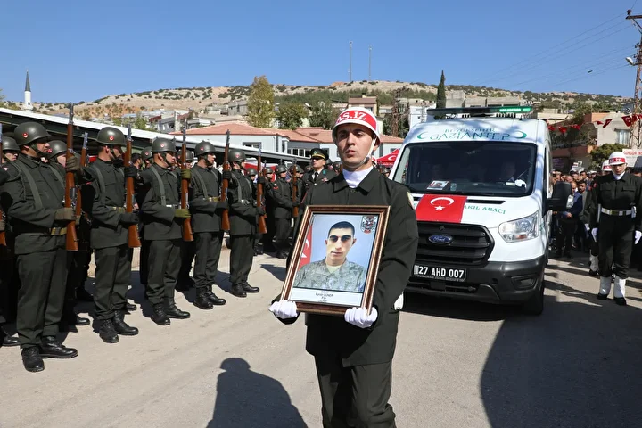 Şehit Piyade Er Eyüp Güner son seyahatine uğurlandı 4 sehit piyade er eyup guner son seyahatine ugurlandi 3 a6WZsamQ