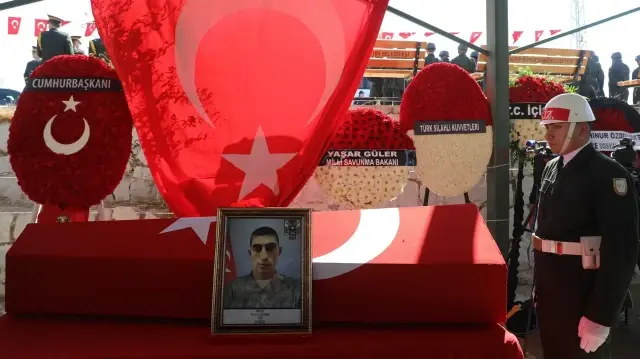 Şehit Piyade Er Eyüp Güner son seyahatine uğurlandı sehit piyade er eyup guner son seyahatine ugurlandi RpR4jx2i.webp