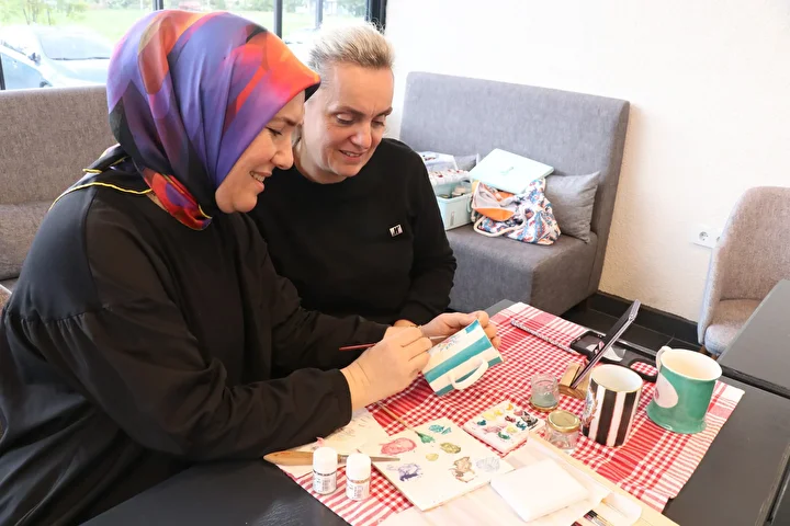 Seramik mühendisliği birikimiyle yöneldiği porselen dekorlamada kültürel miras taşıyıcısı unvanı aldı 1 seramik muhendisligi birikimiyle yoneldigi porselen dekorlamada kulturel miras tasiyicisi unvani aldi 0 bBr8TSWs