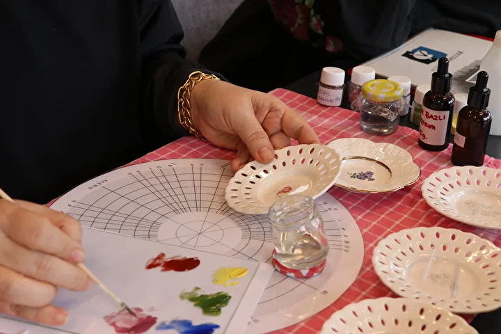 Seramik mühendisliği birikimiyle yöneldiği porselen dekorlamada kültürel miras taşıyıcısı unvanı aldı 4 seramik muhendisligi birikimiyle yoneldigi porselen dekorlamada kulturel miras tasiyicisi unvani aldi 3 qSIJ7myU