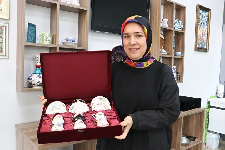 Seramik mühendisliği birikimiyle yöneldiği porselen dekorlamada kültürel miras taşıyıcısı unvanı aldı 5 seramik muhendisligi birikimiyle yoneldigi porselen dekorlamada kulturel miras tasiyicisi unvani aldi 4 dLIzOSOV