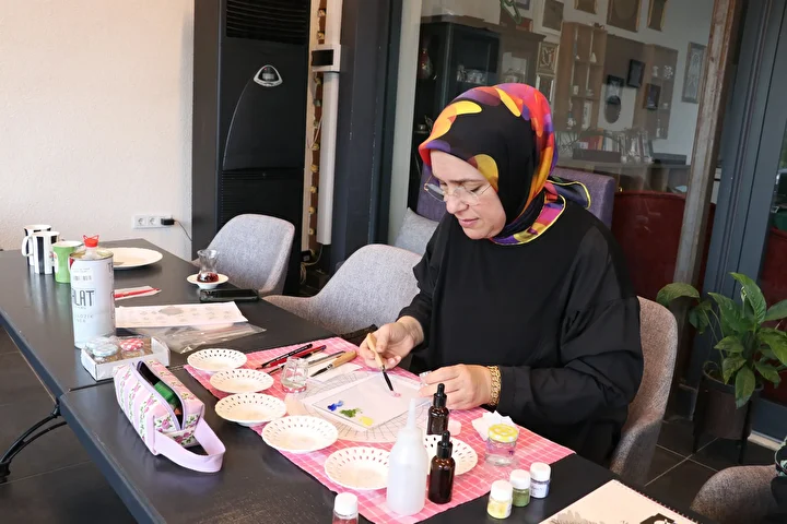 Seramik mühendisliği birikimiyle yöneldiği porselen dekorlamada kültürel miras taşıyıcısı unvanı aldı 8 seramik muhendisligi birikimiyle yoneldigi porselen dekorlamada kulturel miras tasiyicisi unvani aldi 7 tJ5LaB3X