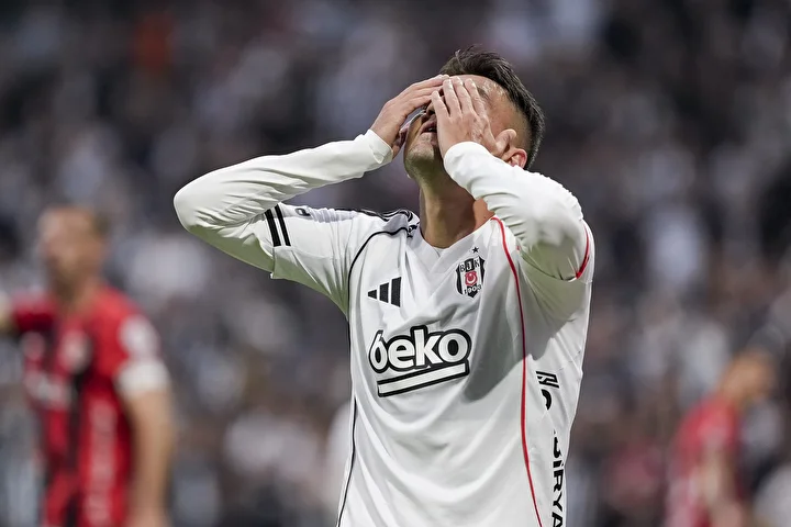 sergen yalcina flas ikaz maclari tribunden takip ediyor haberin olsun 0 LLDPFmqi