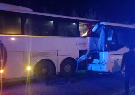Servis otobüsü yolcu otobüsüne çarptı: Yaralılar var! servis otobusu yolcu otobusune carpti yaralilar var OHUJmFuQ.jpg