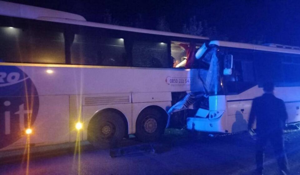 Servis otobüsü yolcu otobüsüne çarptı: Yaralılar var! servis otobusu yolcu otobusune carpti yaralilar var OHUJmFuQ.jpg