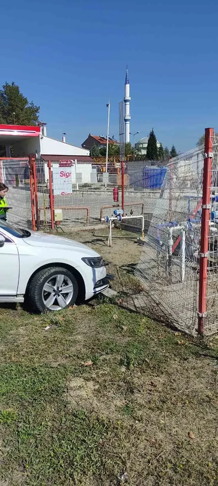 sofor otomobiliyle duvara carpti plani guvenlik kamerasi bozdu 5 G6dRjLr4