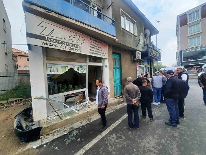 soforunu hakimiyetini kaybetti araba son suratle dukkana girdi 1 VTBDVMtk